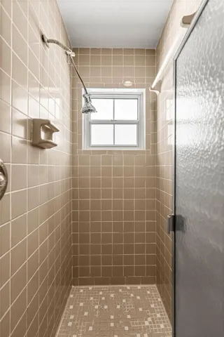 En-suite shower