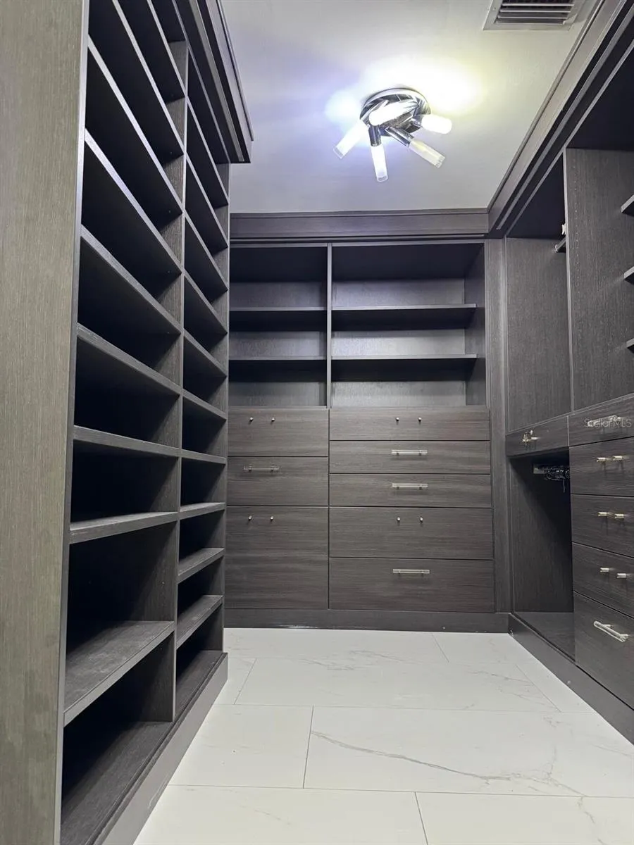 PRIMARY BEDROOM´S WALK-IN CLOSET