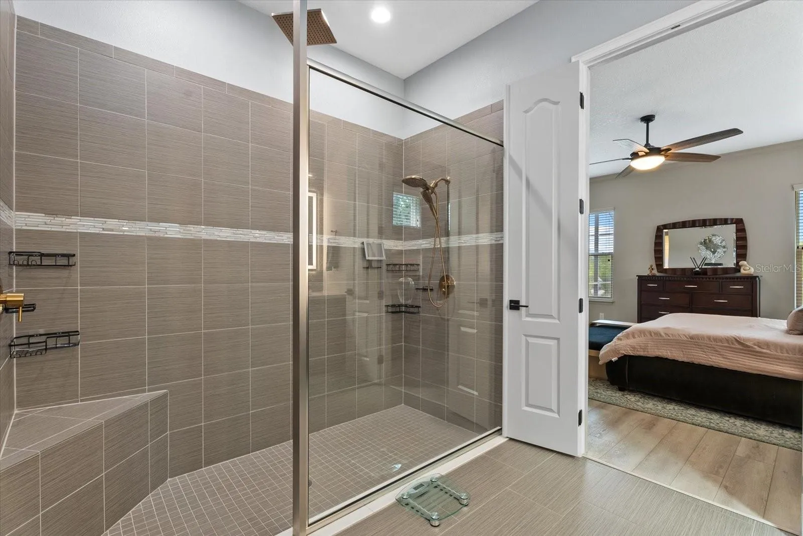 Primary en-suite