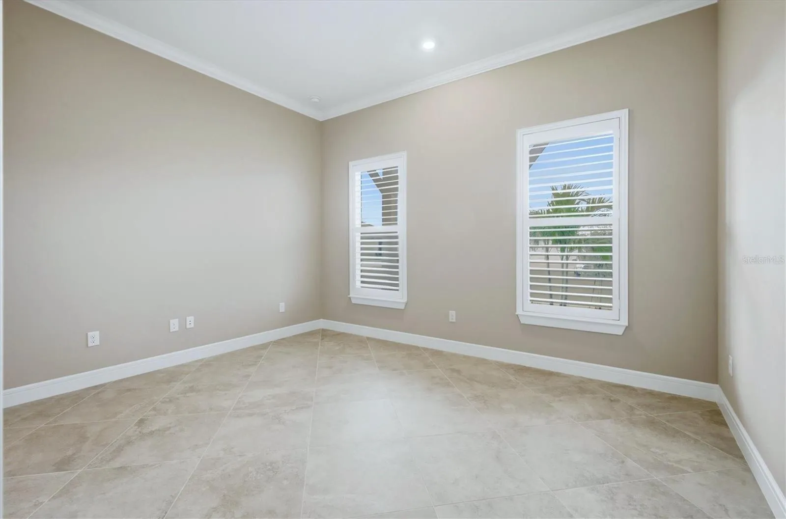 Front of house guest bedroom is ensuite and has a large walk in closet