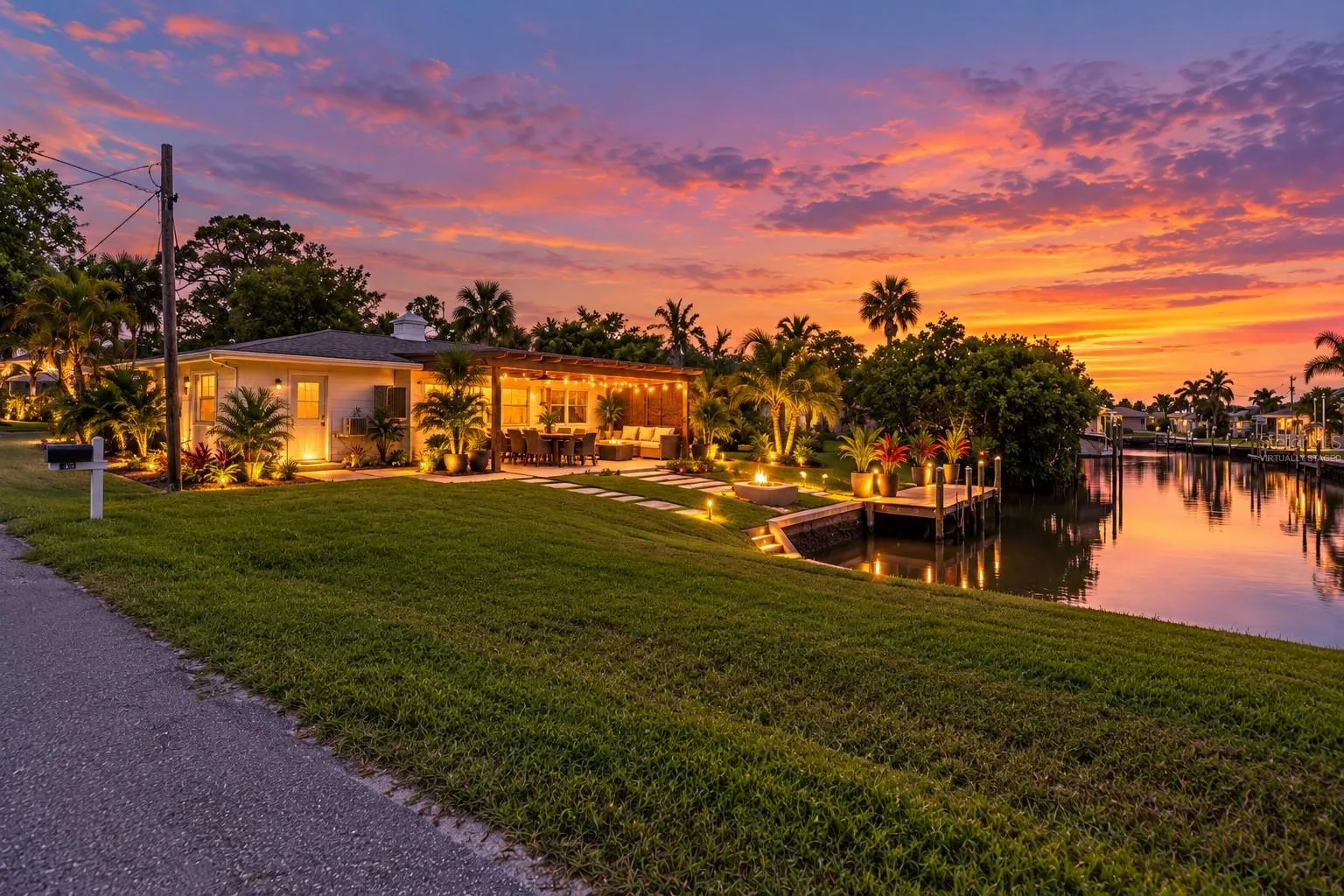 *virtually staged 100 FEET OF SALTWATER FRONTAGE