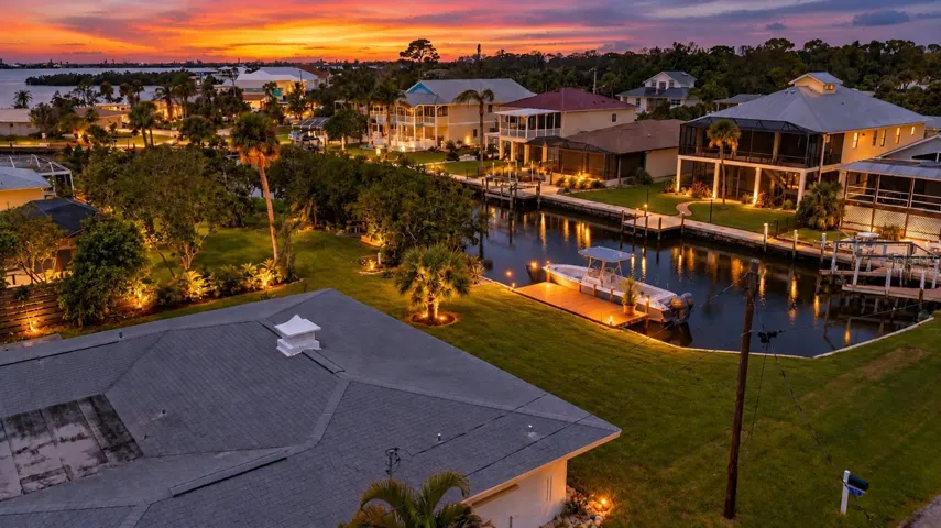 *virtually staged 100 FEET OF SALTWATER FRONTAGE