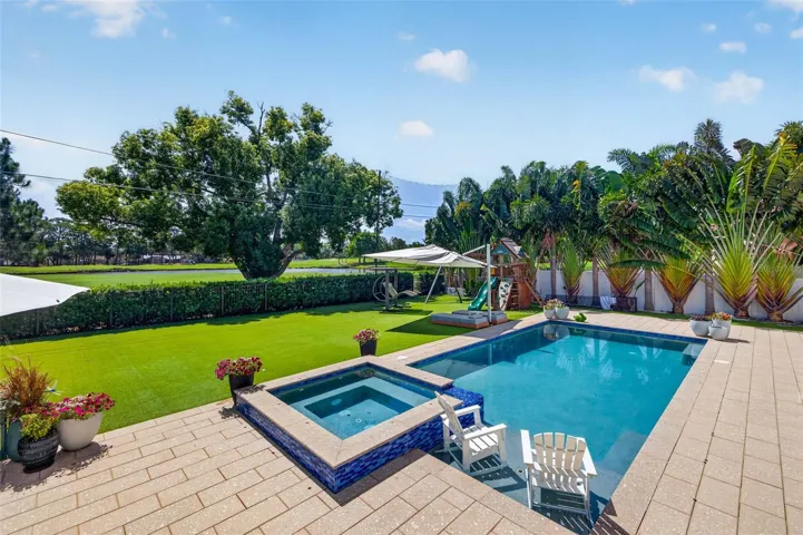 Sweeping Golf Course Views from 8 Jet Spa