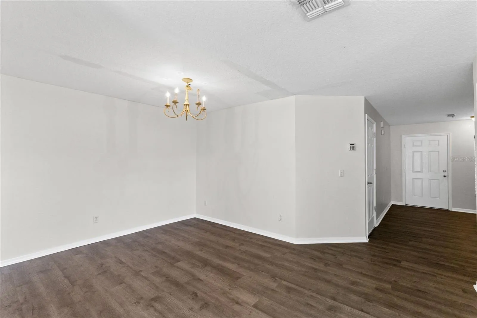 Dinning area/front entrance view