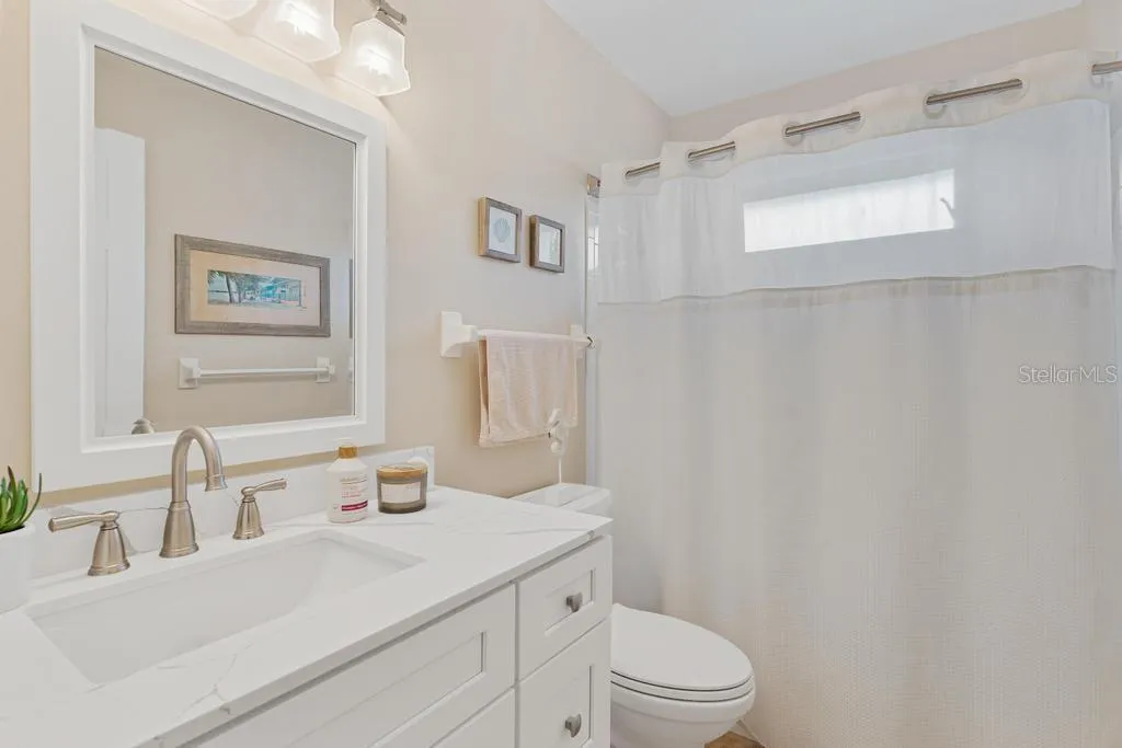 Guest Bathroom with Tub/Shower