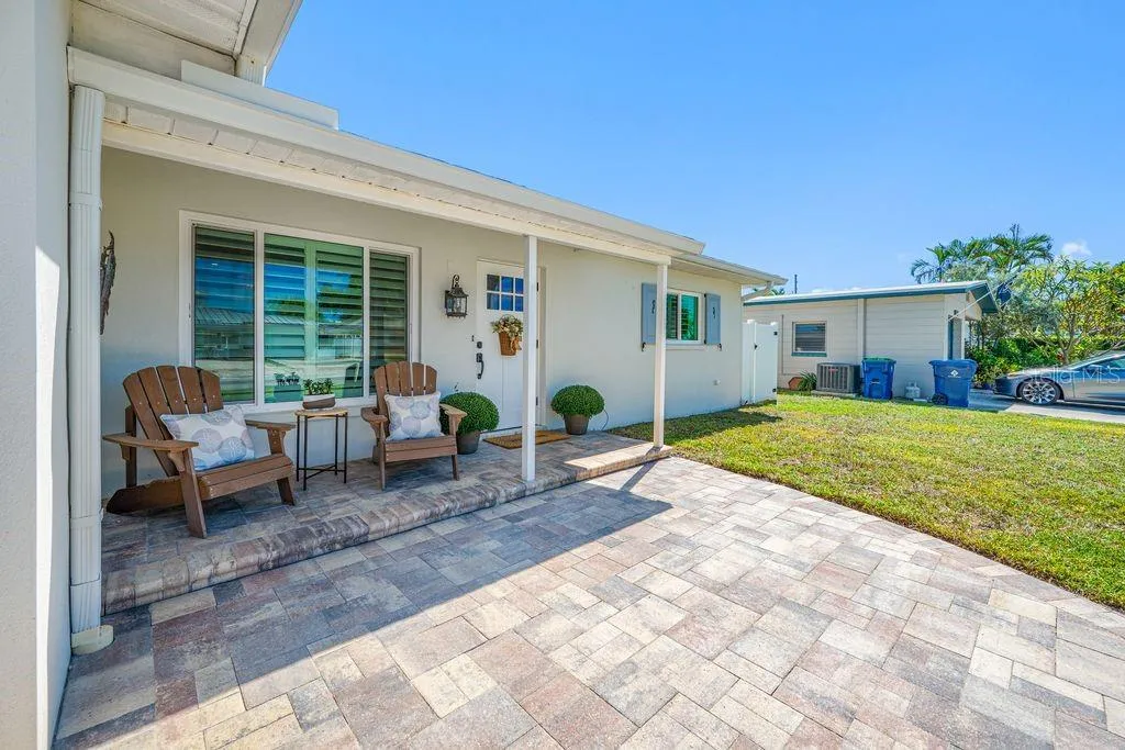 Peaceful and relaxing front entry