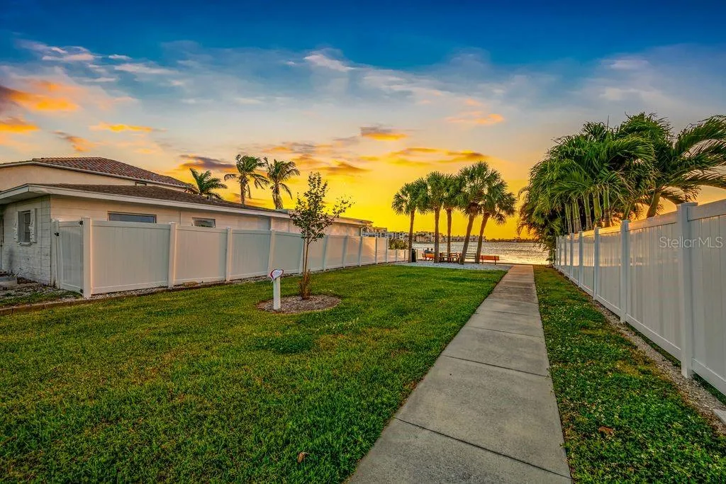 Second Waterfront park located on 14th Avenue S. for all residents to Enjoy!  We have the most magnificent sunsets!