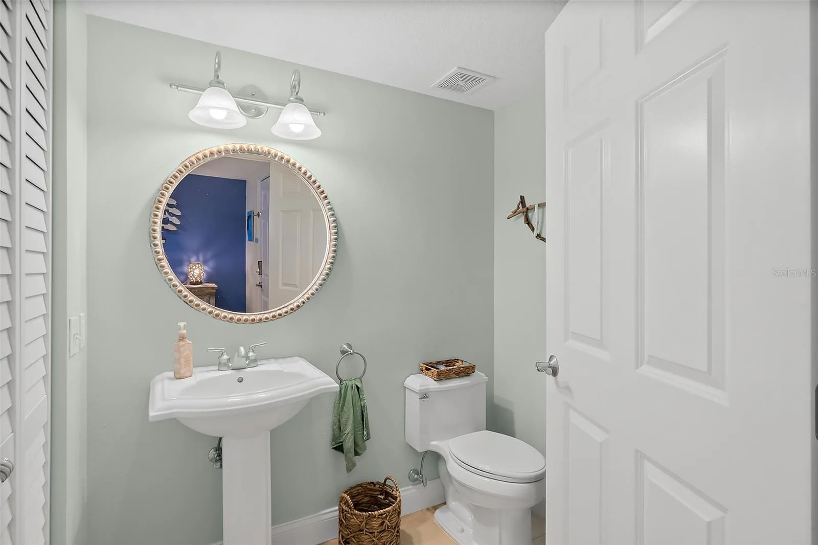 Guest 1/2 bath near entry