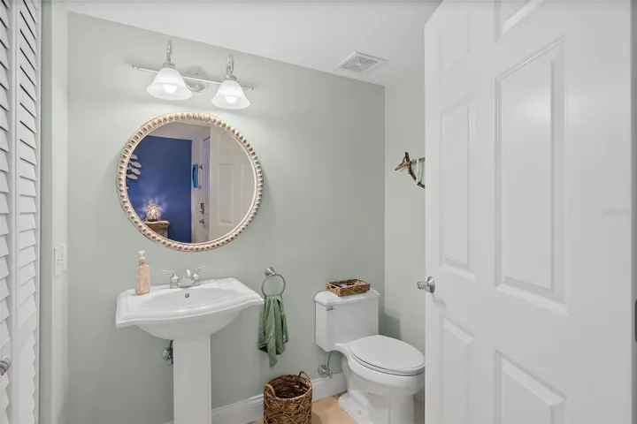 Guest 1/2 bath near entry