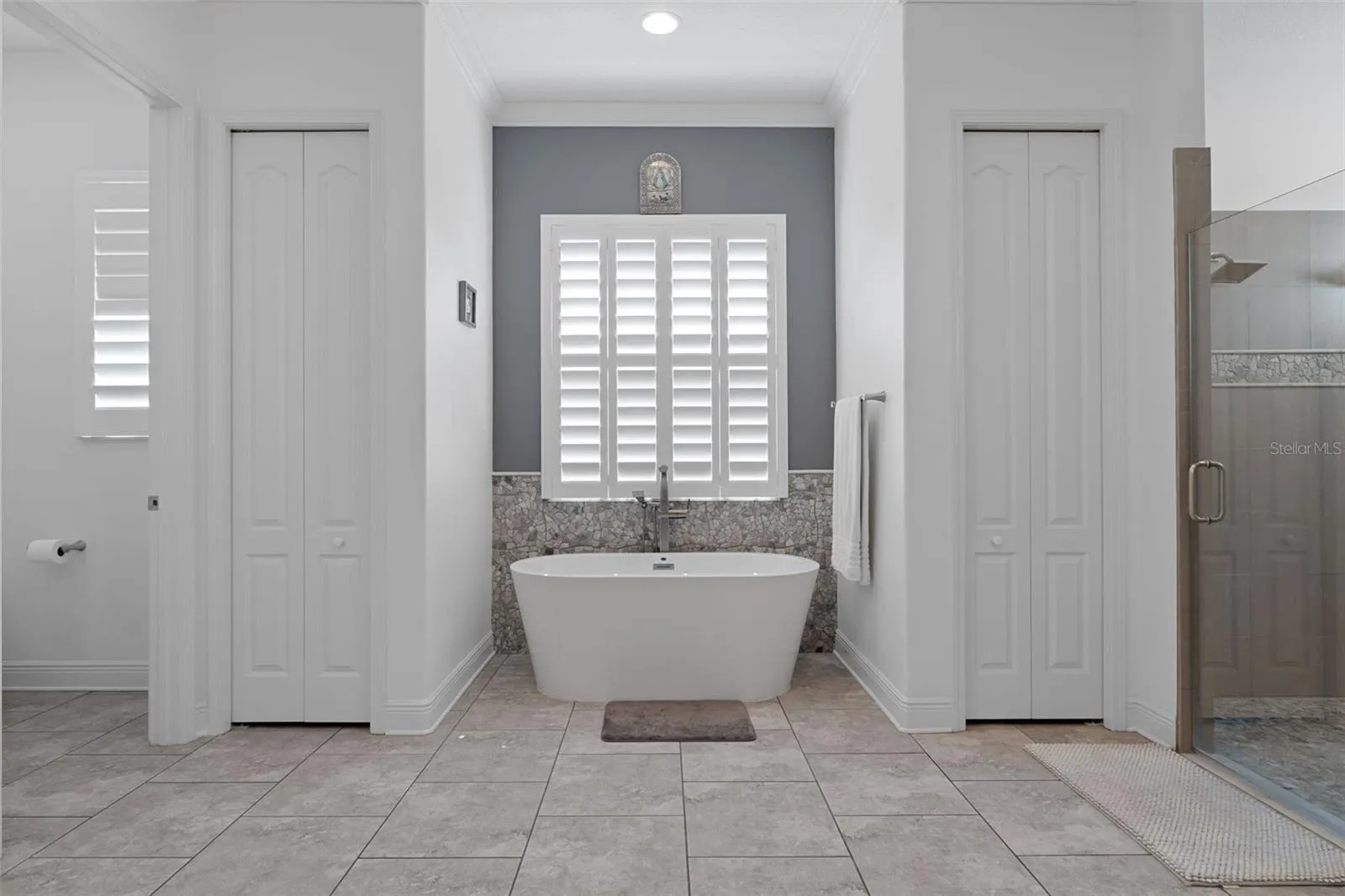 primary bathroom soaking tub
