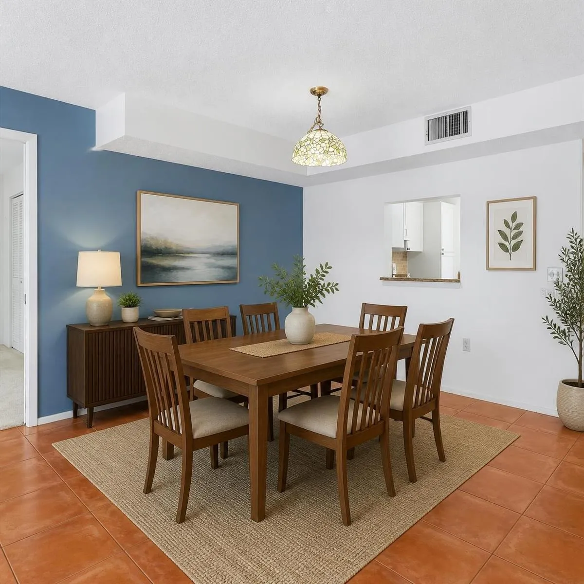Dining Area - vurtually staged