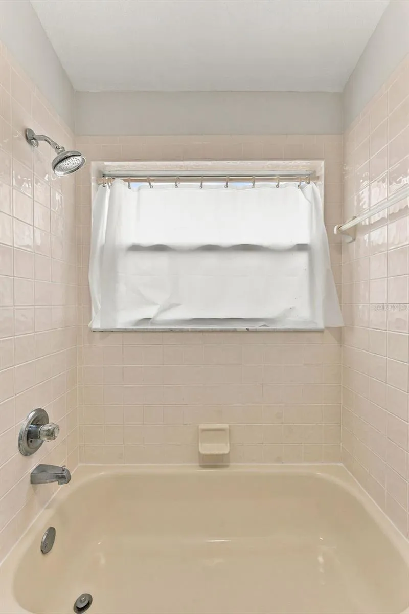 Upstairs hall bathroom features a tub/shower combo