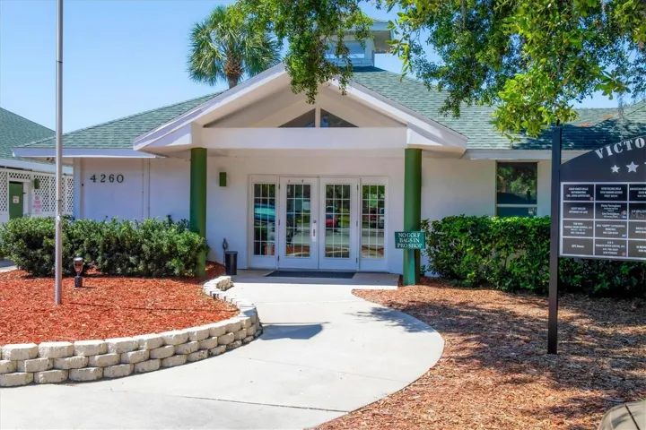 Golf pro shop steps away located next to 4440 #406AA
