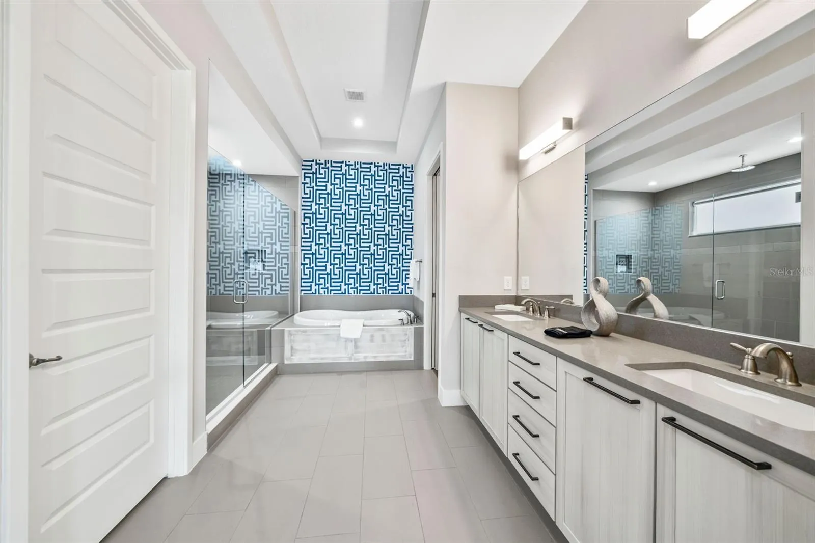 2nd floor primary bathroom