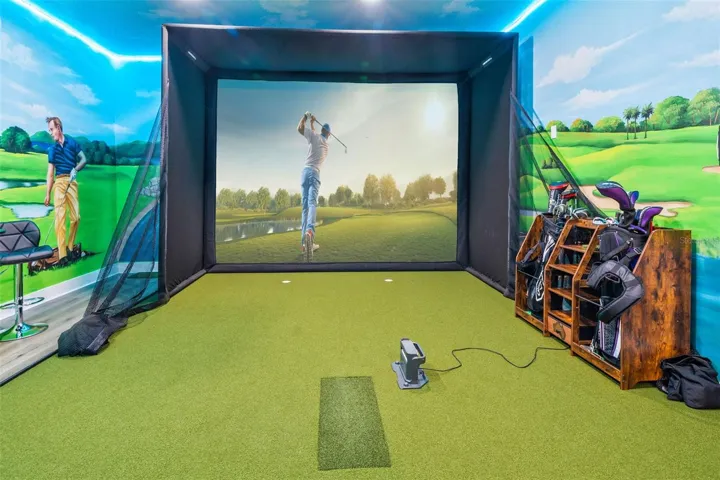 Golf simulator in Garage
