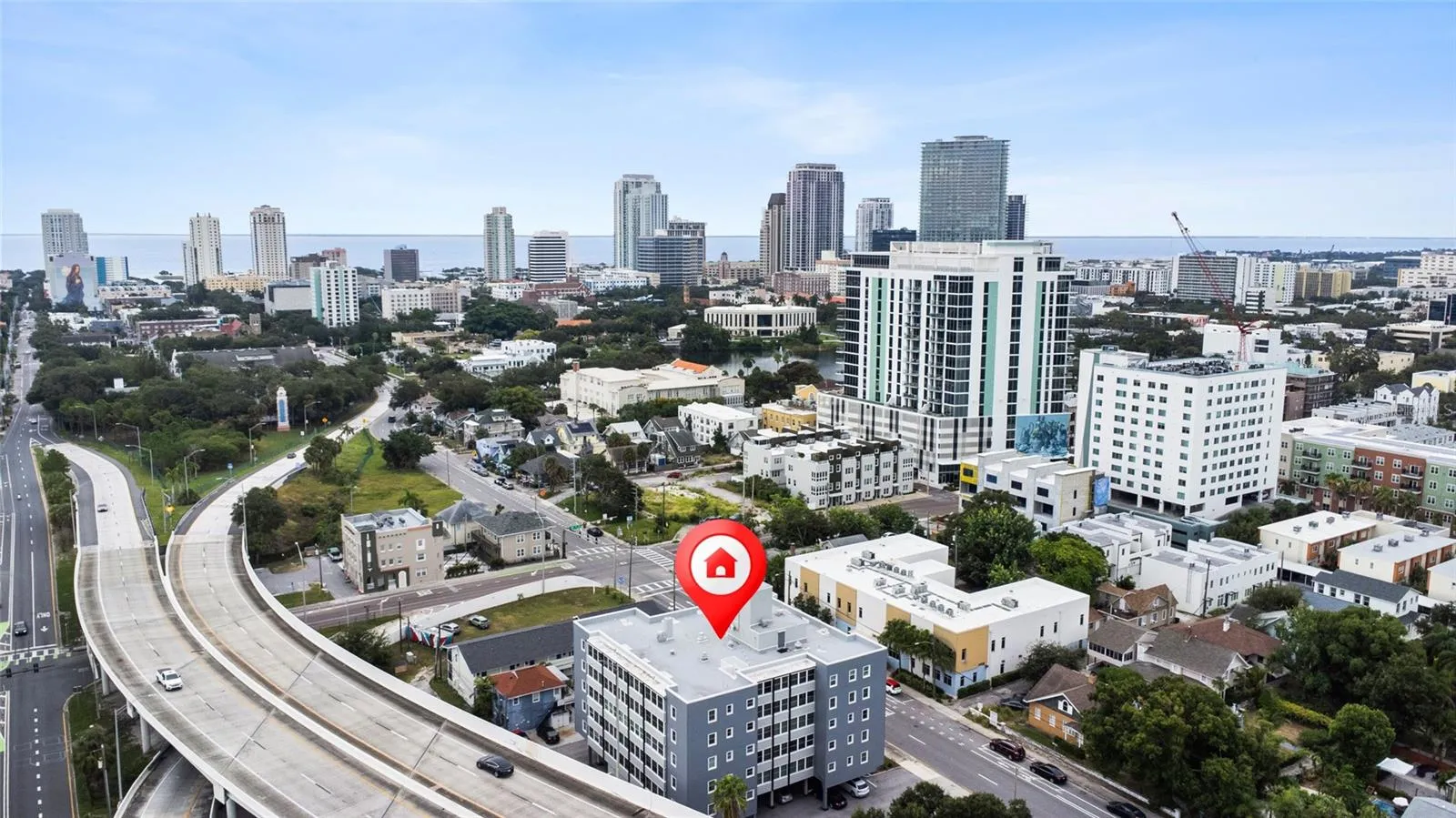 Just .8 miles from Beach Drive restaurants and the Bay!