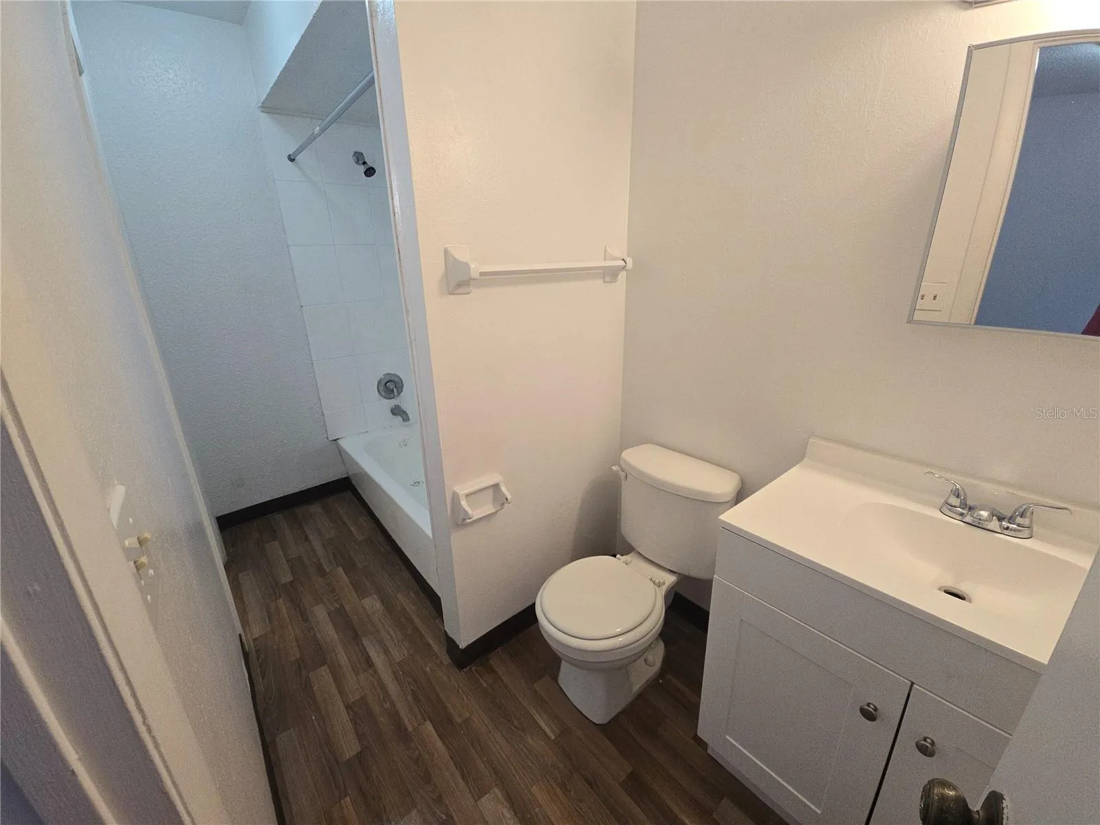 C 17 JACK &amp; JILL BATHROOM