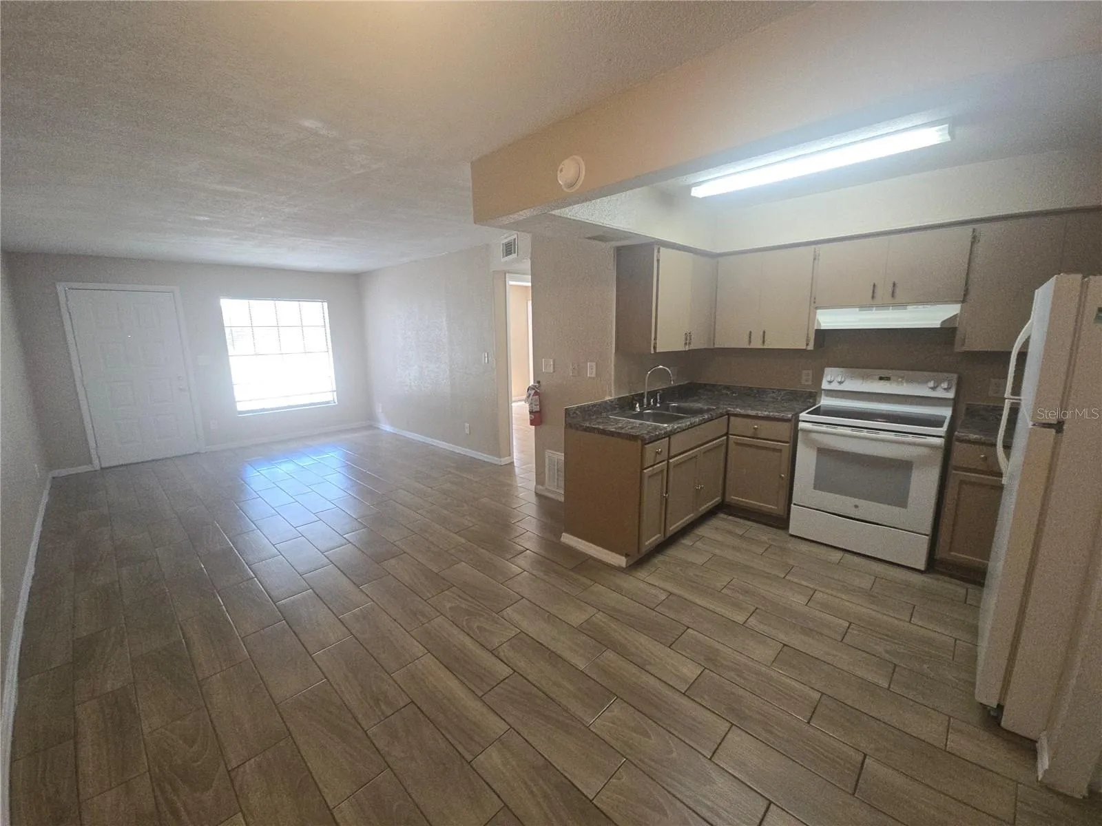 C 19 LIVING ROOM KITCHEN VIEW