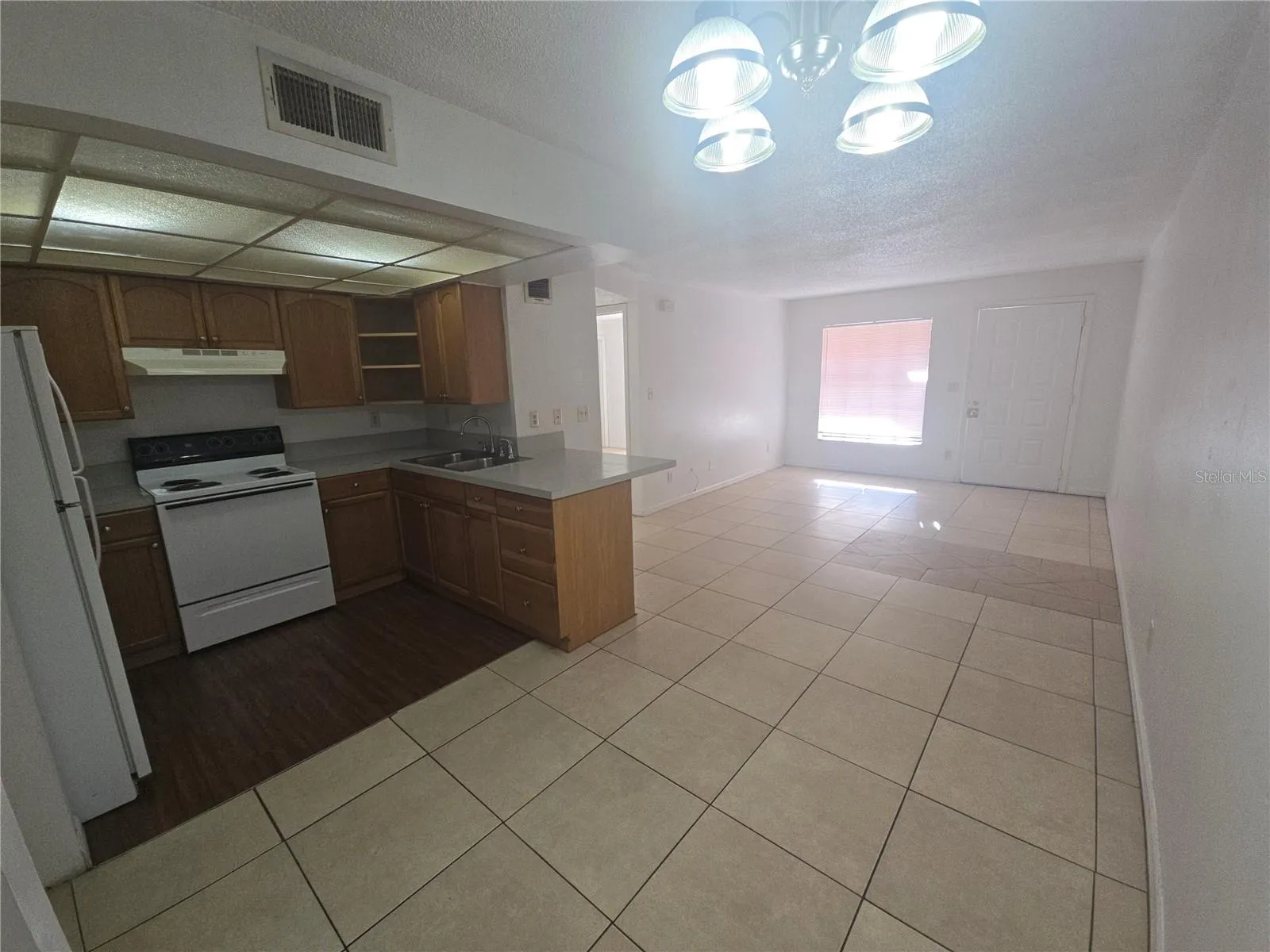 C 15 KITCHEN TO LIVING ROOM VIEW