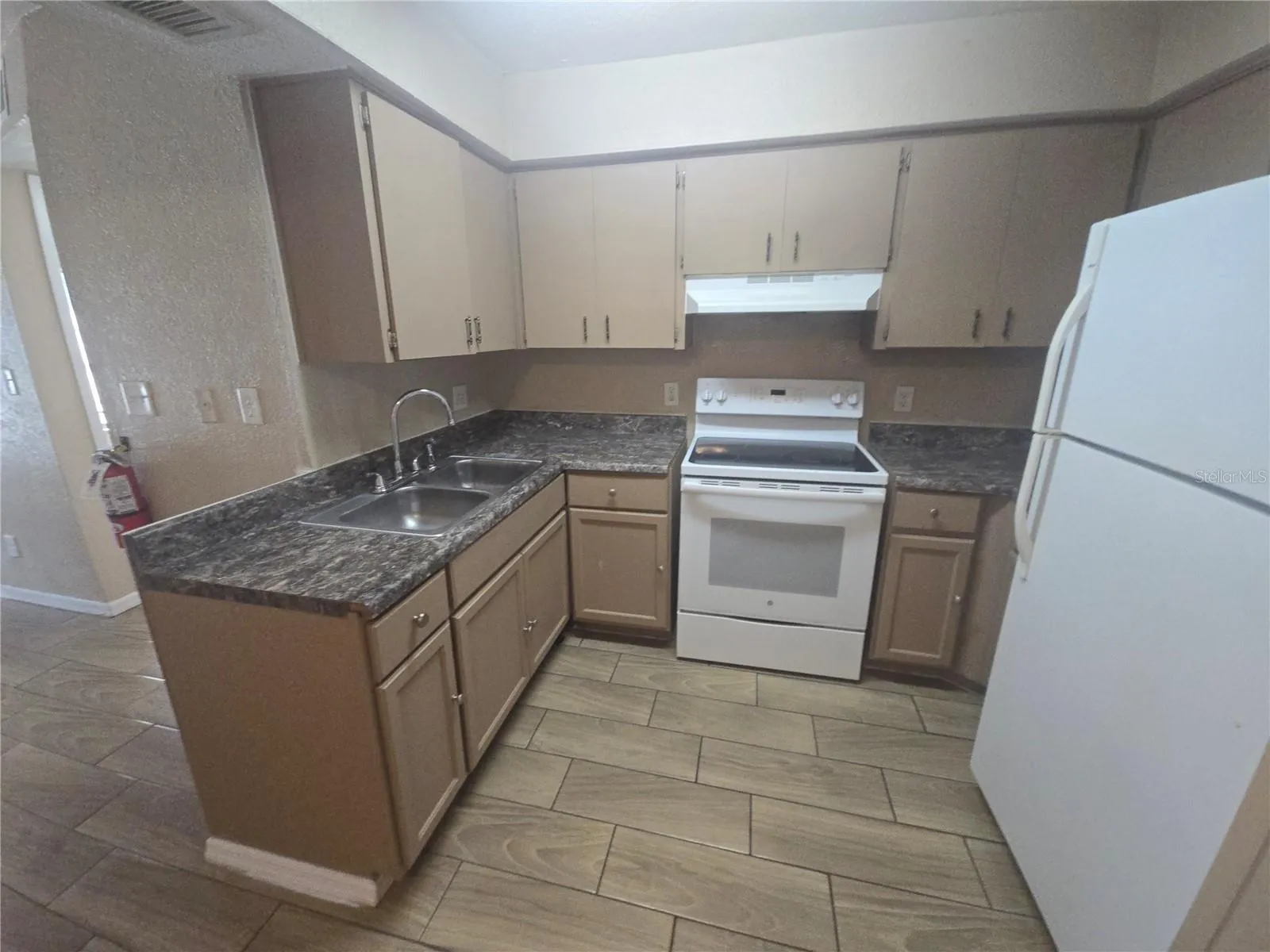 C 19 KITCHEN