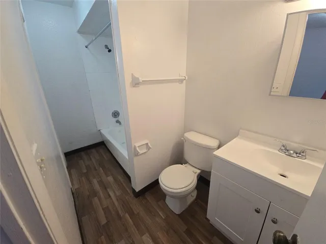 C 17 JACK &amp; JILL BATHROOM