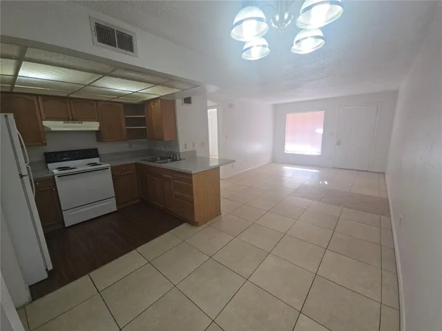 C 15 KITCHEN TO LIVING ROOM VIEW