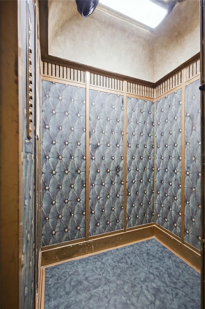 Elevator 1/3