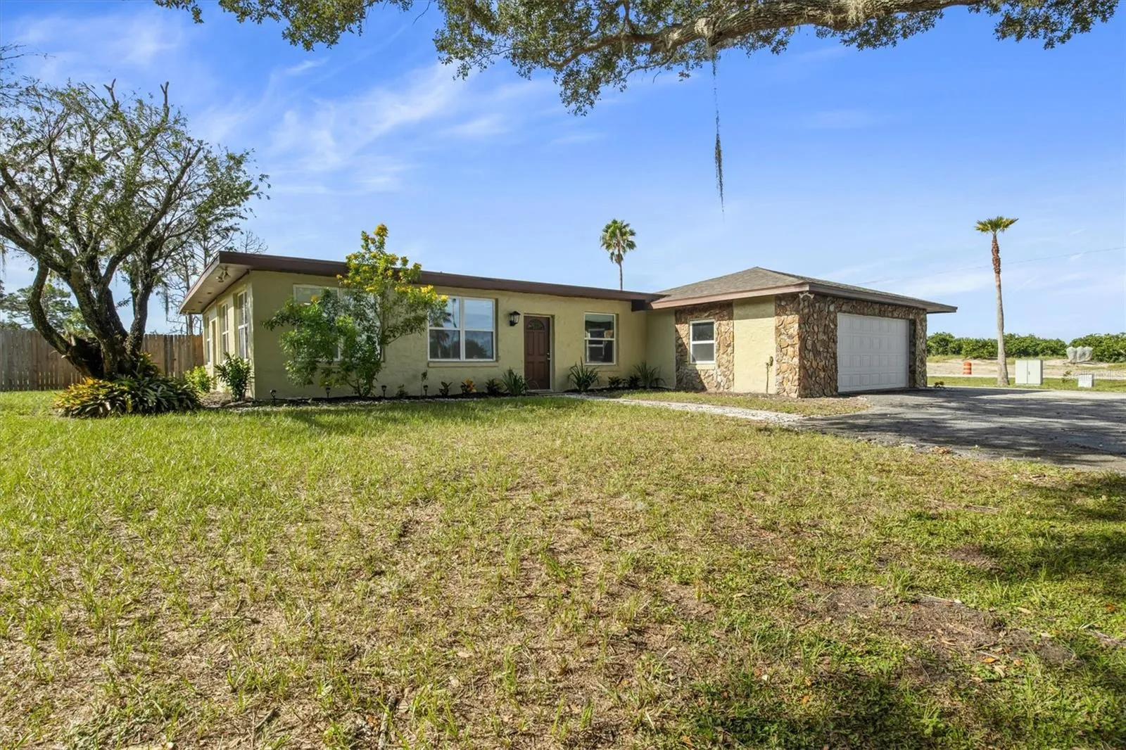 Exterior, front yard