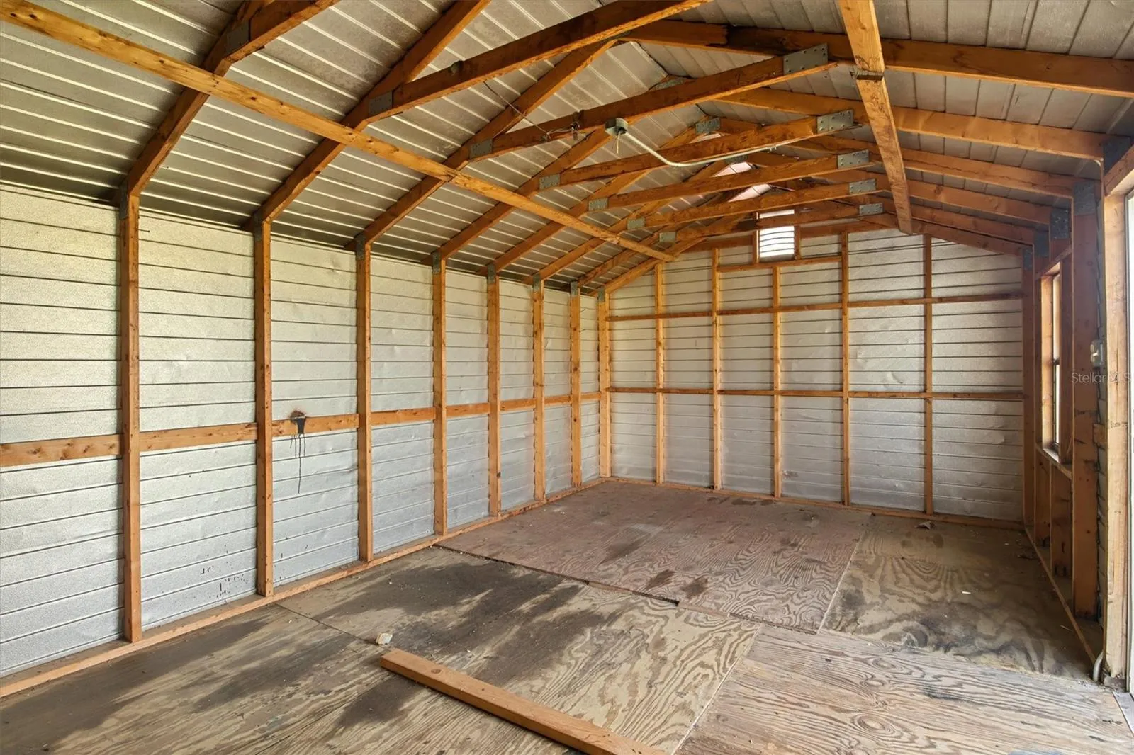 Shed, lots of storage space
