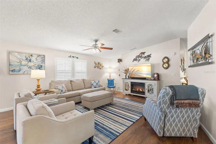 Spacious living room