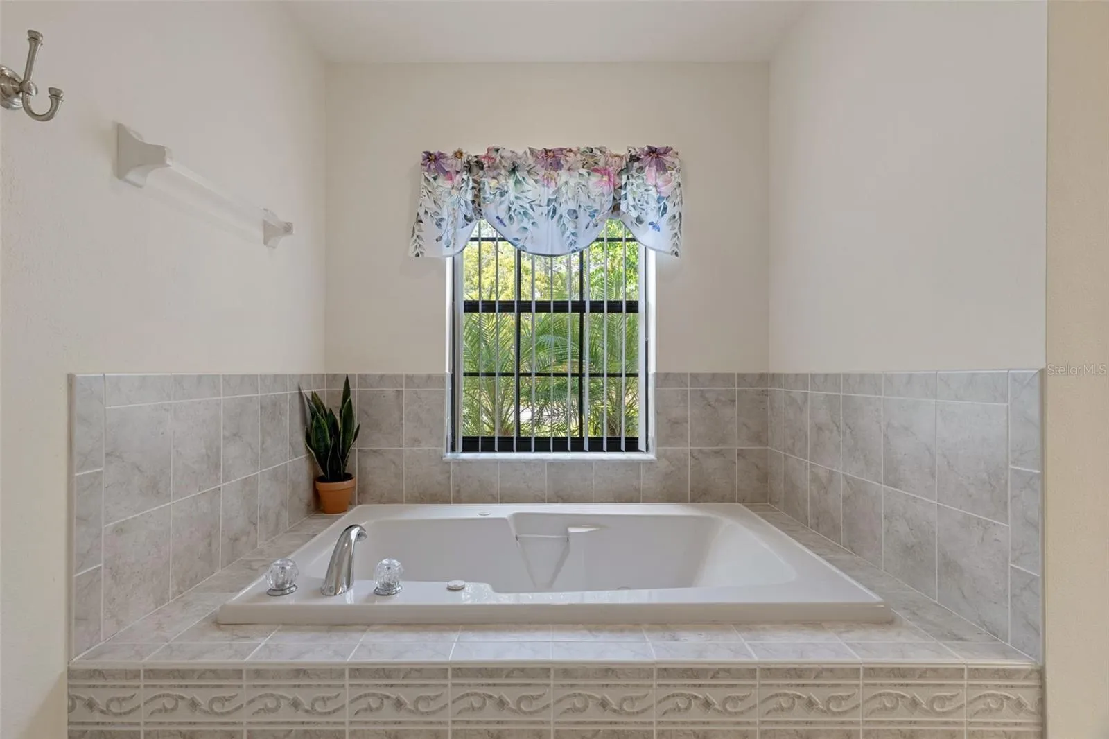 Primary Bathroom - tub