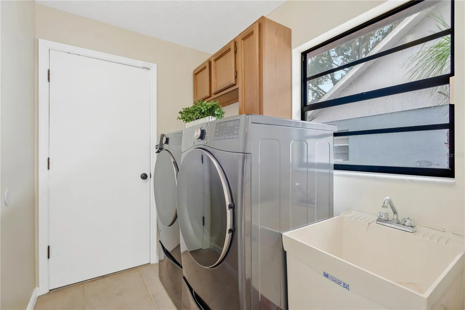 LG Pedestal washer/dryer convey!