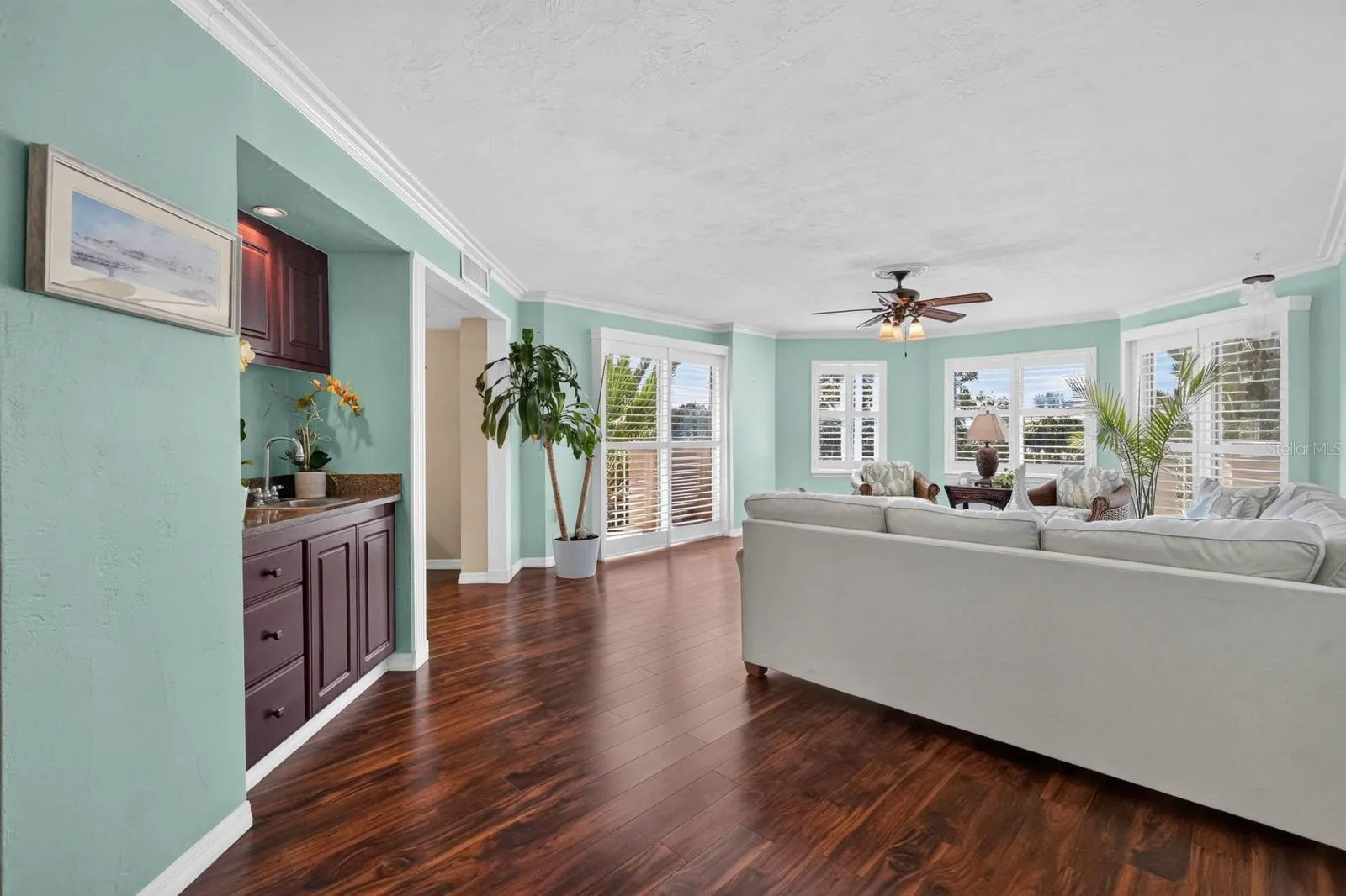 LIVINGLIVING ROOM ROOM