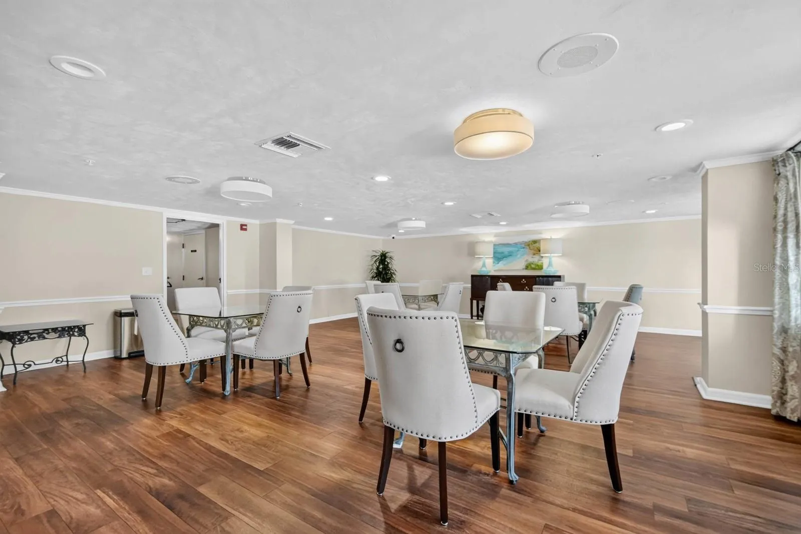 COMMUNITY DINING ROOM