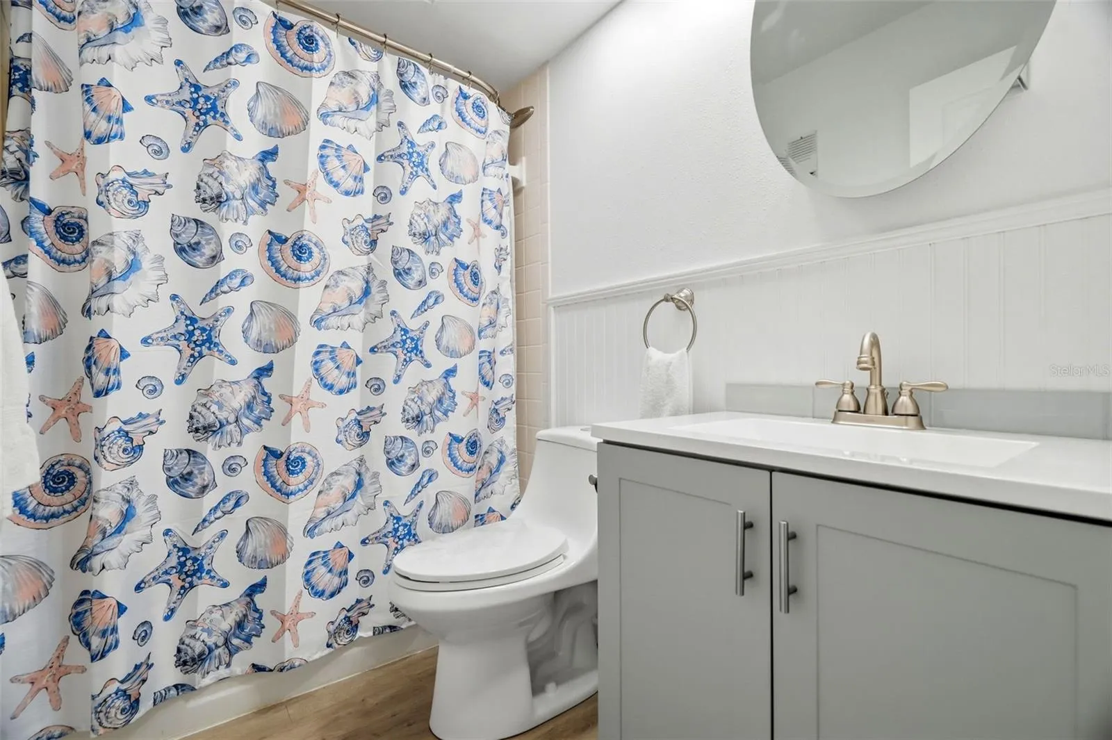 Updated 2nd Bath w/tub