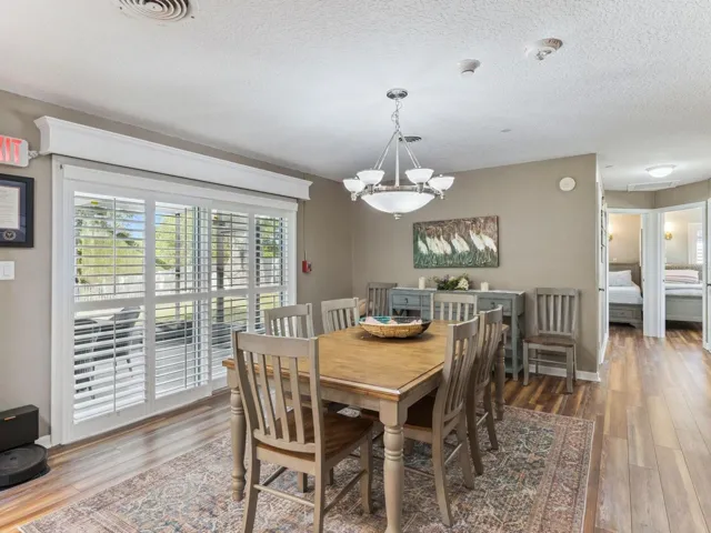 15x14 dining room with sliders to screened lanai