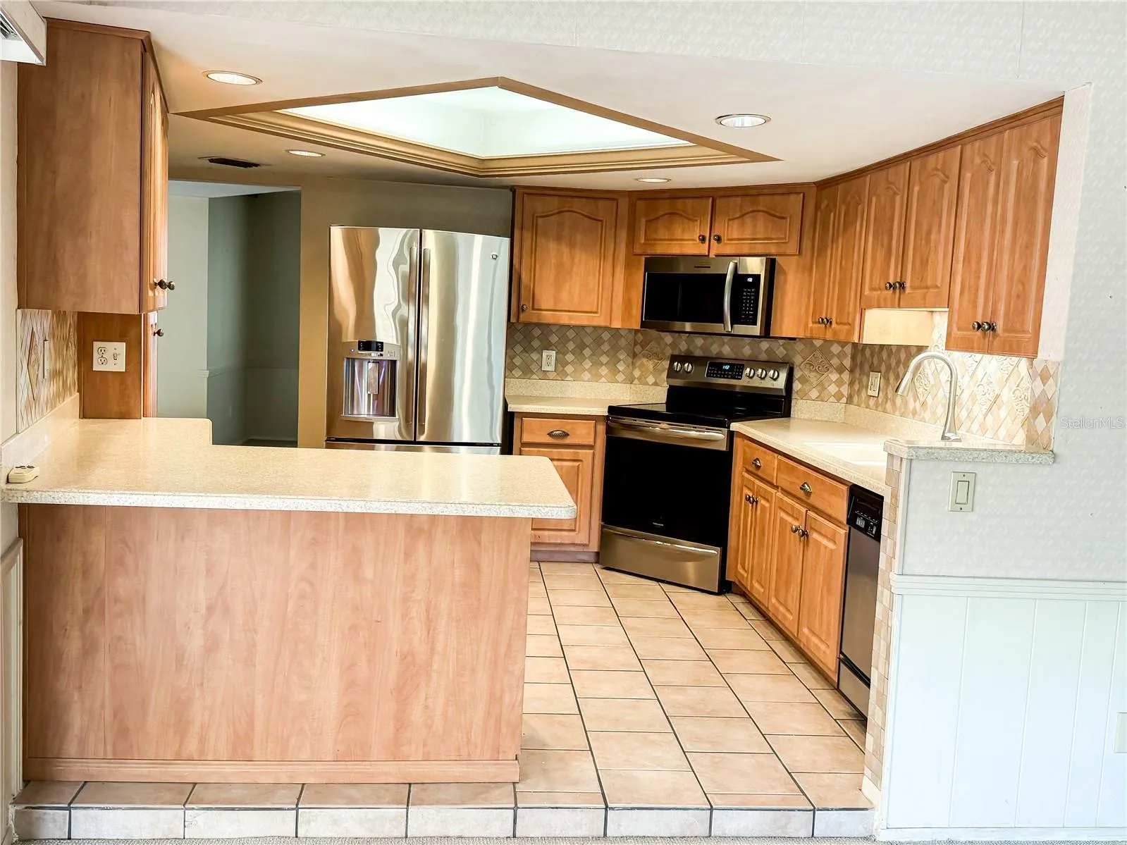 The peninsula counter top also offers room for two barstools.
