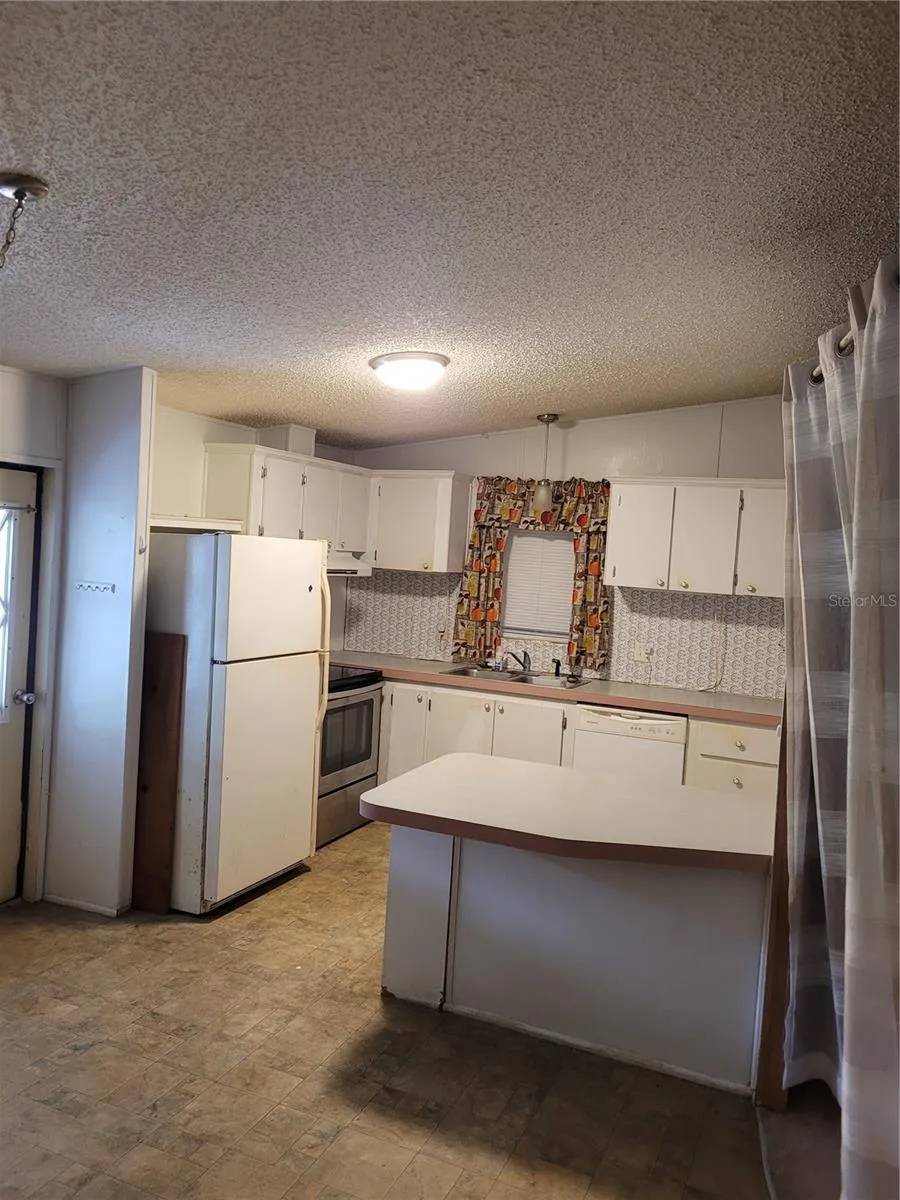 Kitchen showing breakfast bar.