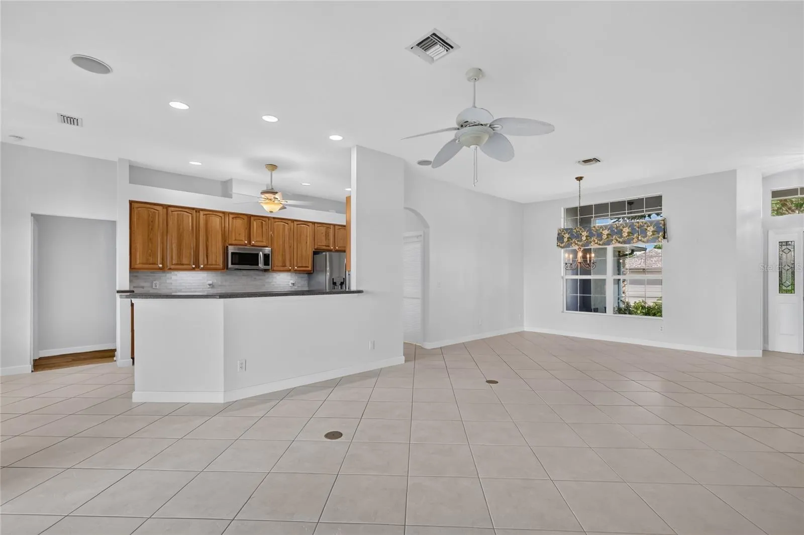 The living area is open and spacious with the floor outlets you will have options to arrange furniture however it suits you.