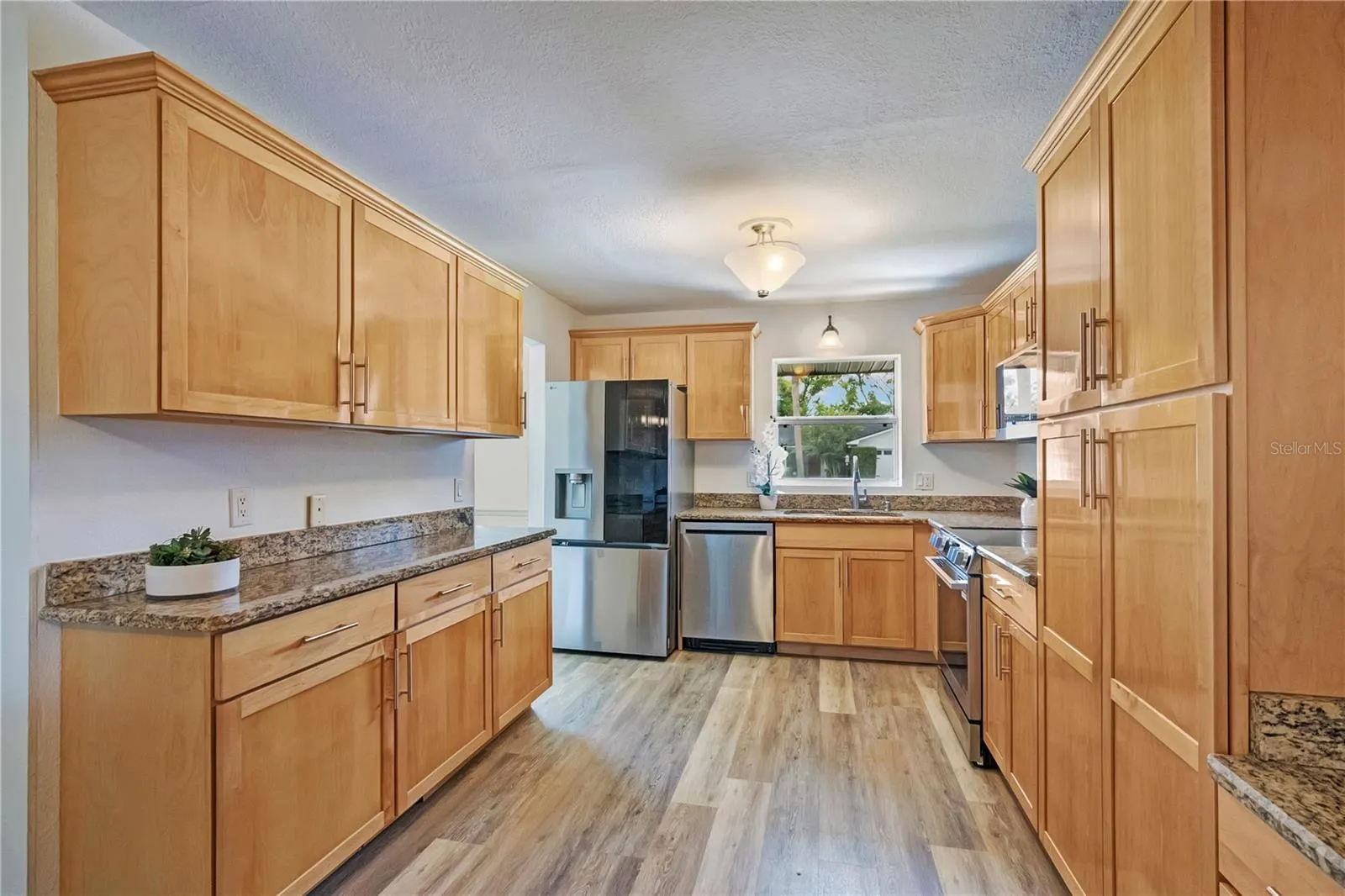 Kitchen, all new appliances, and granite countertops