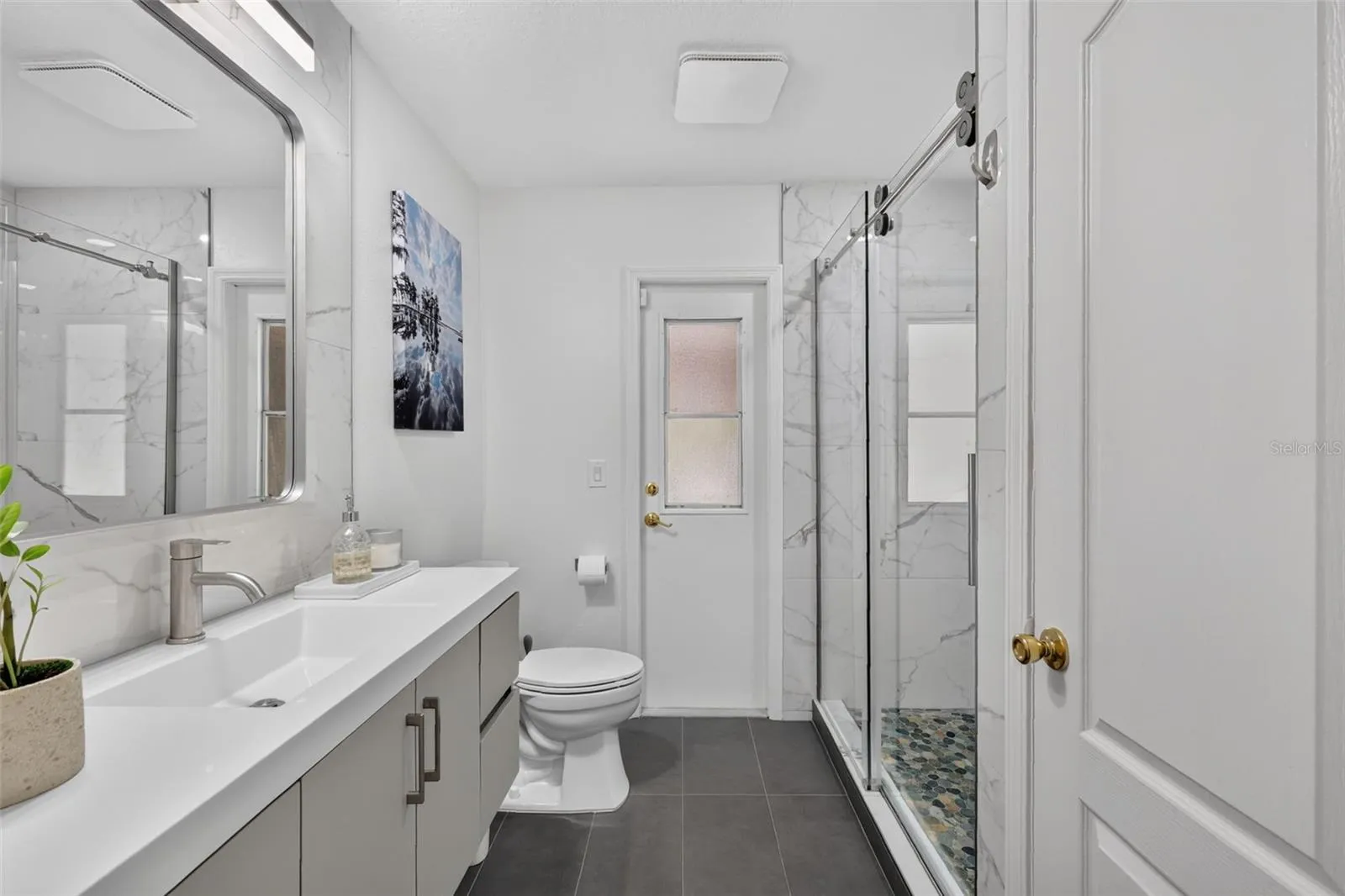 Second bath with access to pool.