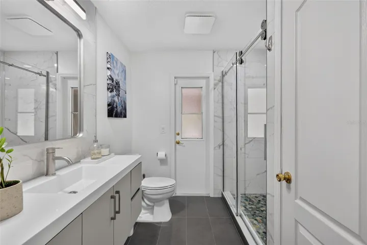 Second bath with access to pool.