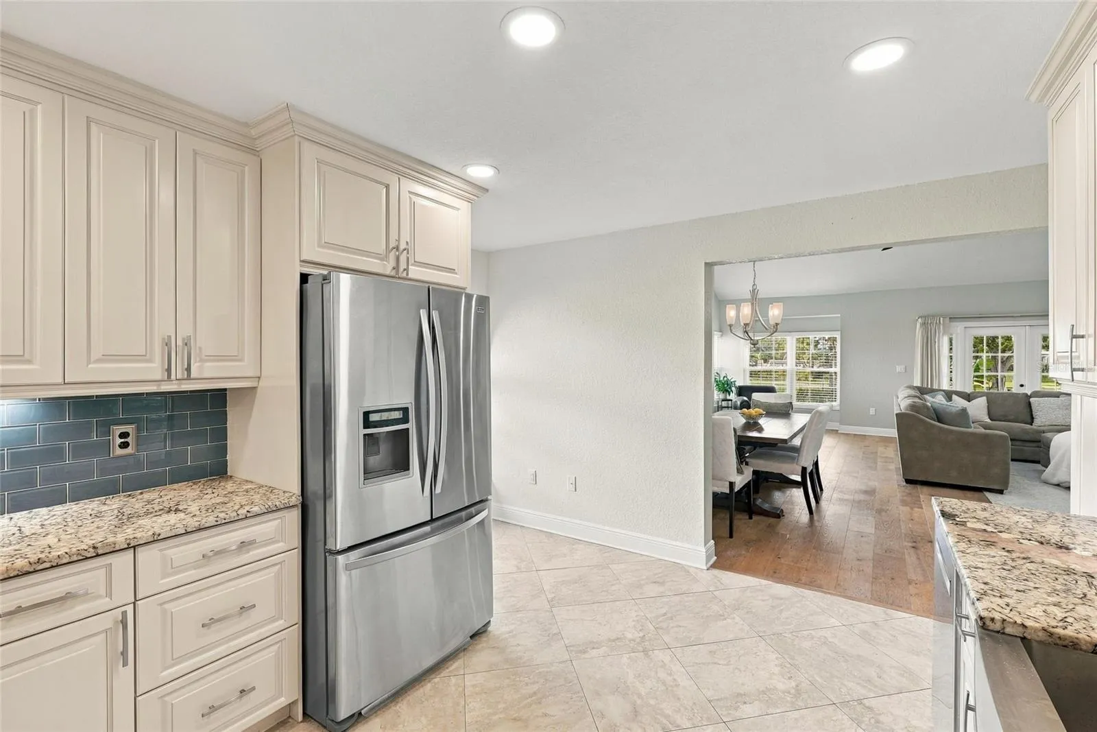A GE Profile five-burner range with dual ovens makes this kitchen equally suited for everyday meals and entertaining.