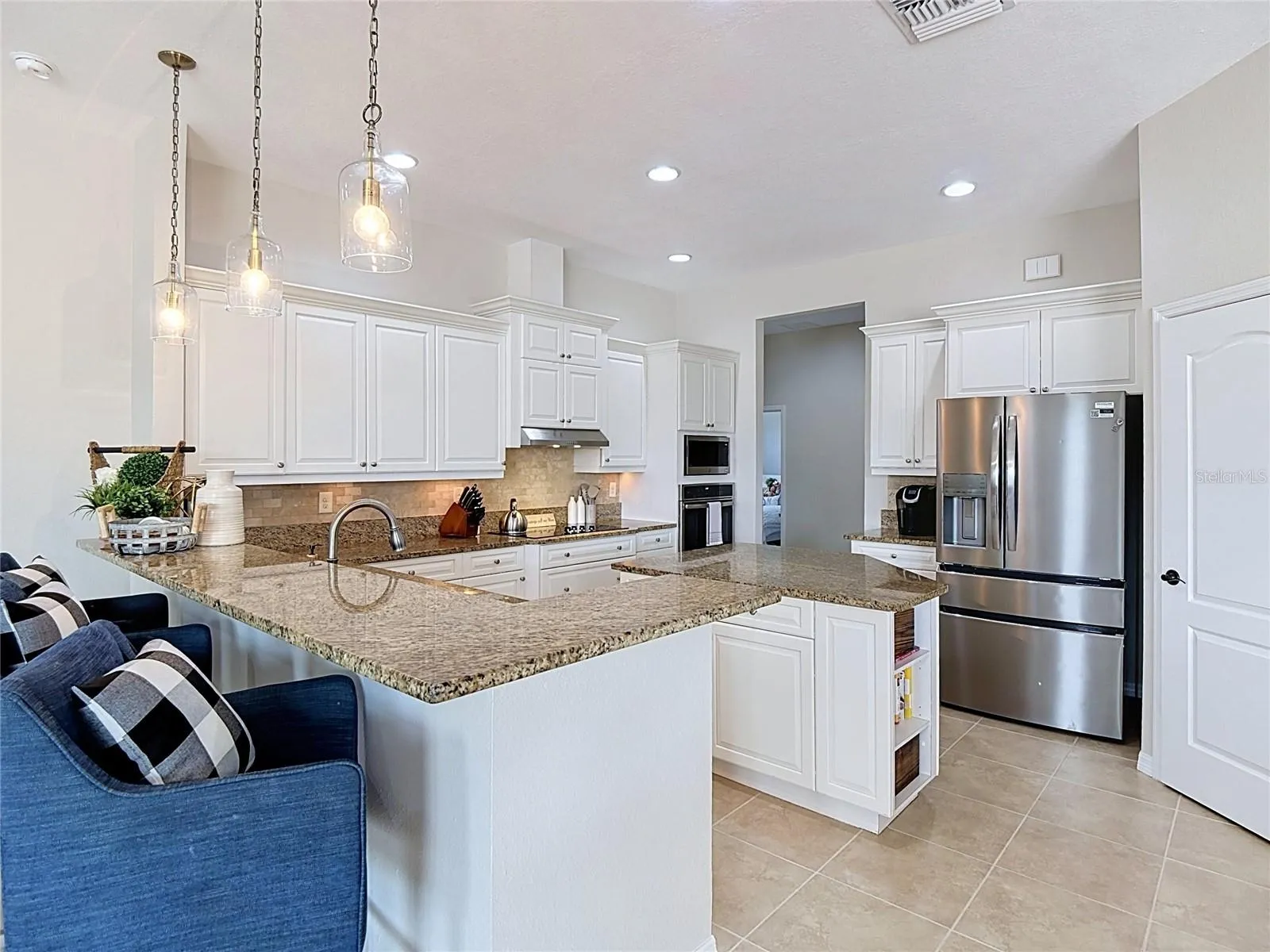 Gourmet Kitchen W/ Wood Cabinetry &amp; Granite