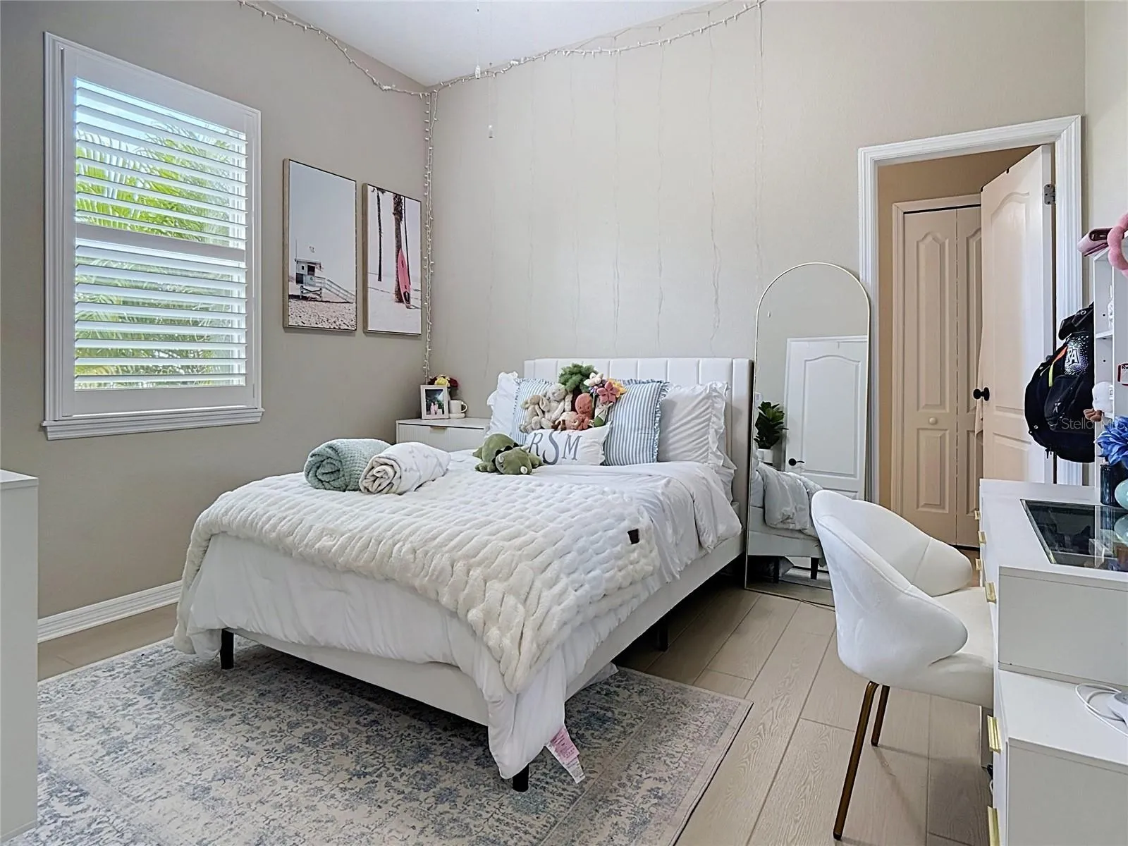 En Suite BD w/ Beautiful Bath and Lg Walk In Closet