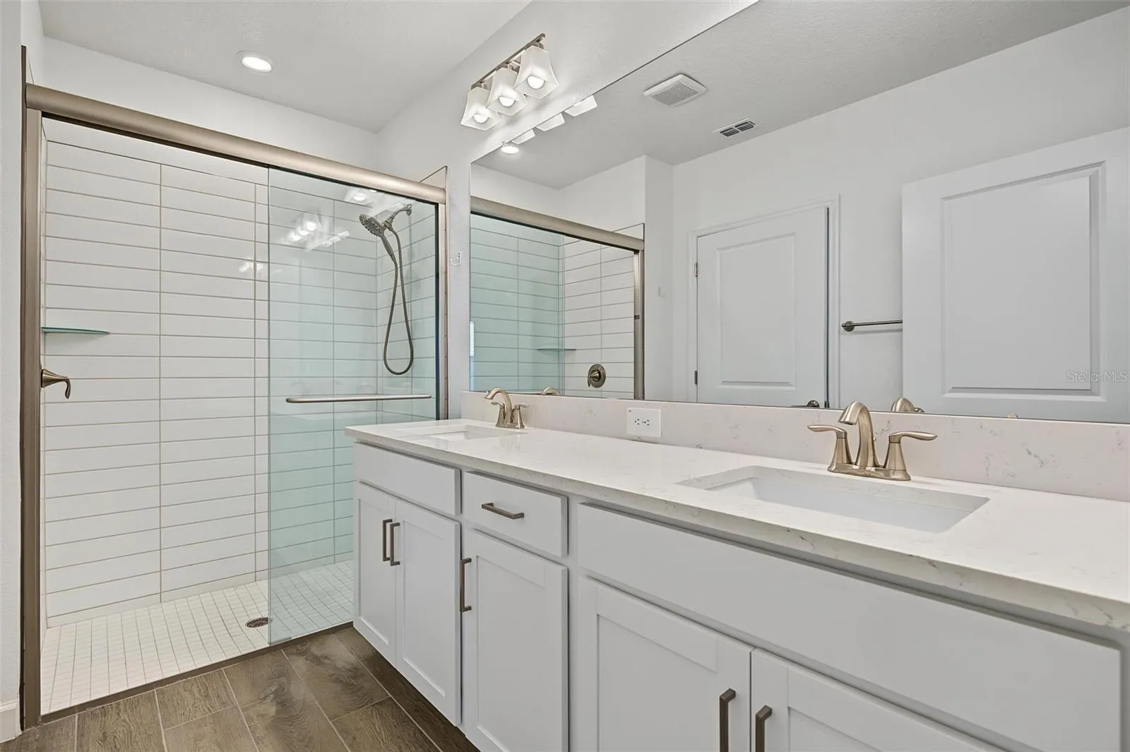 dual sinks in owners bath