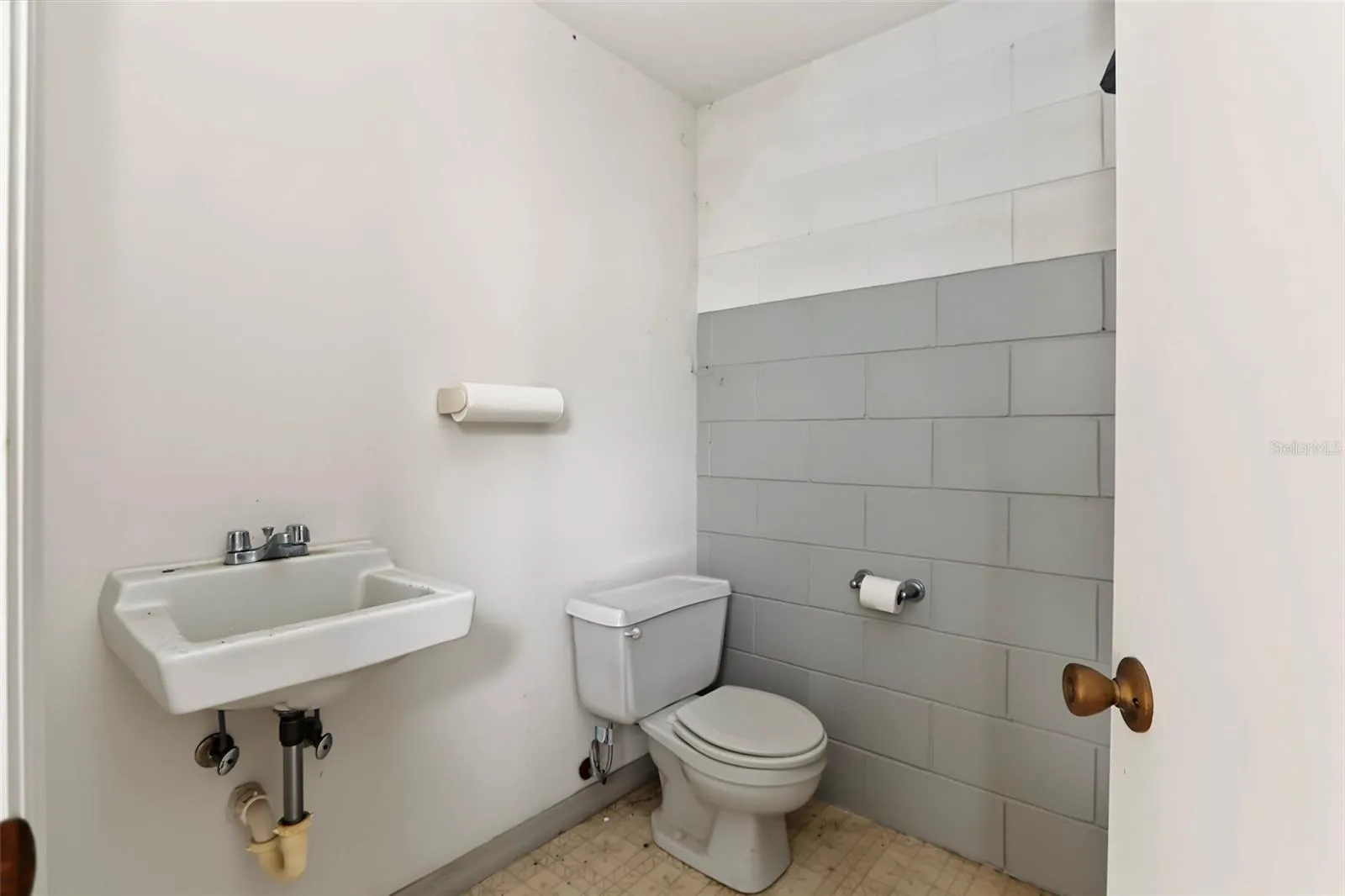 Hangar half bath