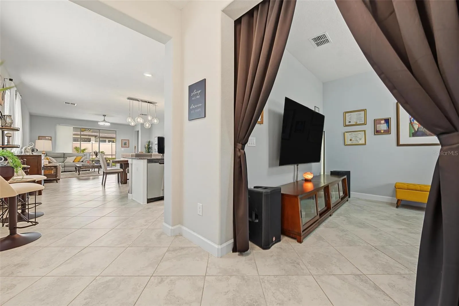 Spacious entryway