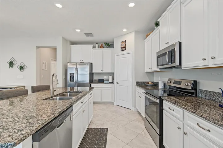granite countertops &amp; SS applliances