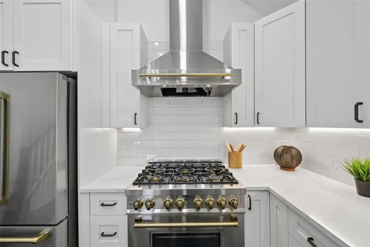Gas Z Line range with hood.